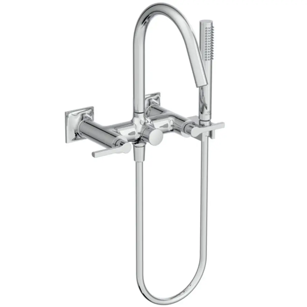 Verchromte Badearmatur von Ideal Standard mit zwei Hebelgriffen und einem auslaufenden Wasserhahn. Integrierter Handbrauseanschluss vorhanden.